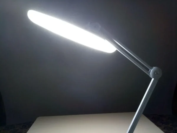 LED stona lampa – podesiva snaga i dnevna svetlost za manikir